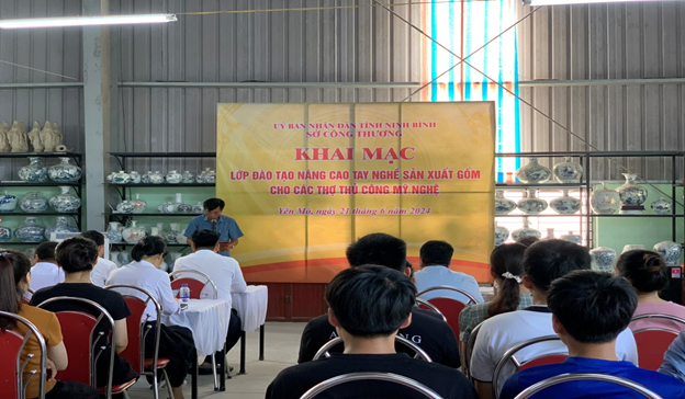 Sở Công Thương Ninh Bình tổ chức Lớp đào tạo nâng cao tay nghề sản xuất gốm cho các thợ thủ công