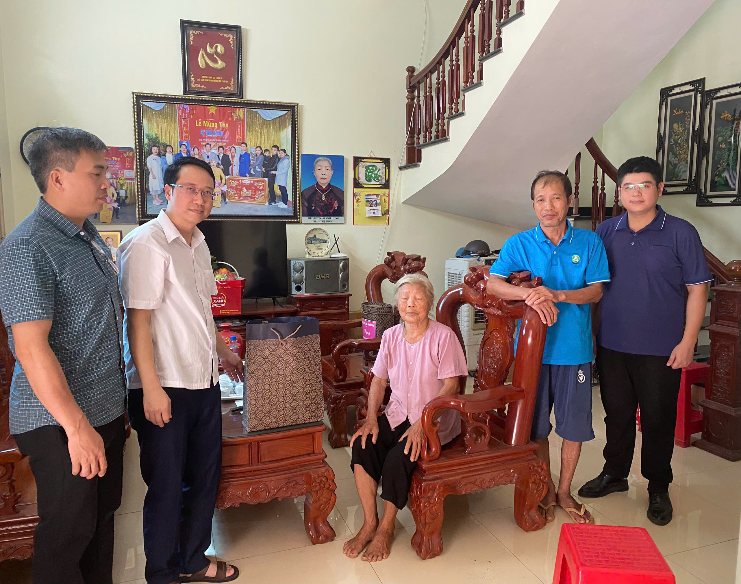 Sở Công Thương Ninh Bình tổ chức thăm hỏi Mẹ Việt Nam anh hùng Phan Thị Thục